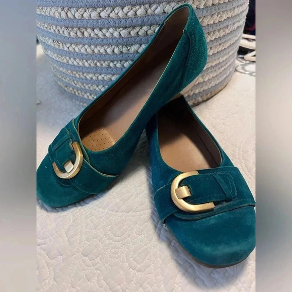 Emerald Green & Matte  Gold Loafers - Picture 6 of 9